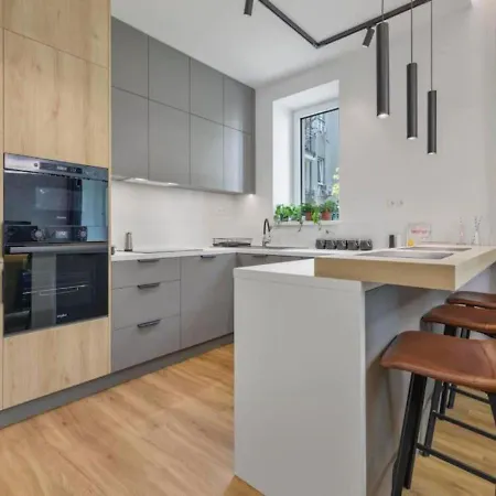 Novo Balcony Near Train Station 아파트