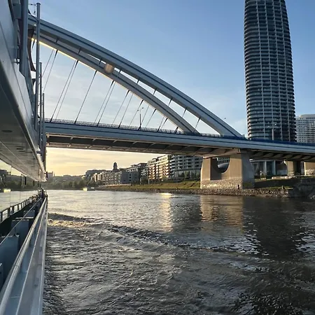 Novo Balcony Near Train Station 아파트