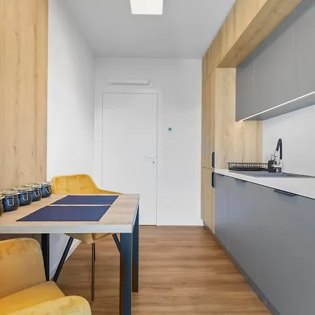 Apartment Novo Balcony Near Train Station