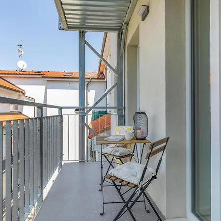 Novo Balcony Near Train Station