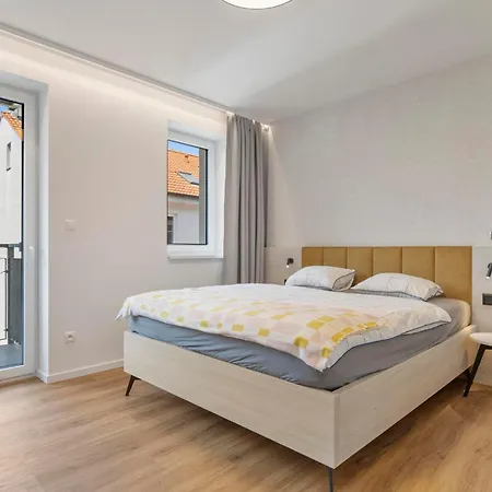 Novo Balcony Near Train Station Apartment *