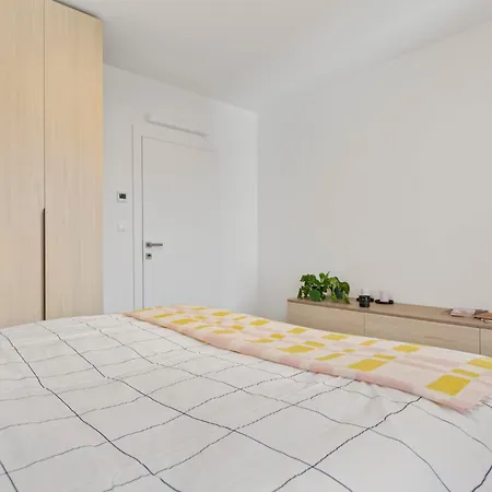 Novo Balcony Near Train Station 아파트 *