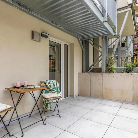 Novo Balcony Near Train Station Apartment *