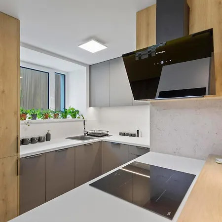 Novo Balcony Near Train Station 아파트