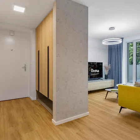 Novo Balcony Near Train Station Apartment *