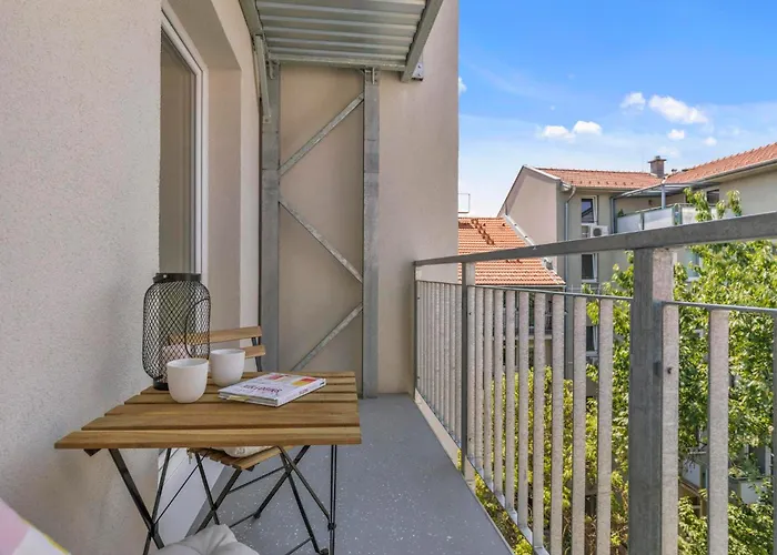 Novo Balcony Near Train Station Διαμέρισμα *