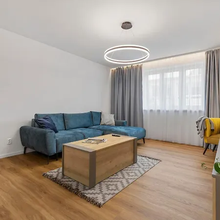 Novo Balcony Near Train Station דירה