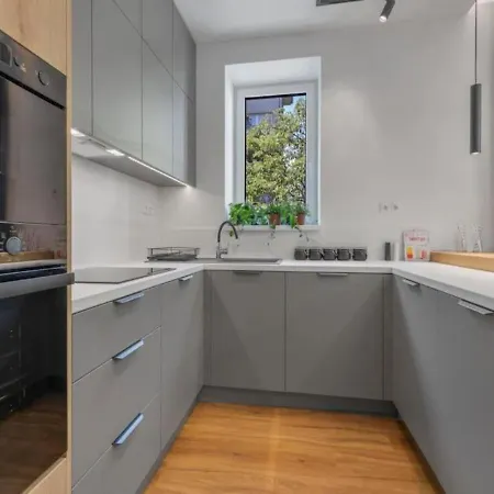 Modern Near Train Station With Balcony #7 شقة *