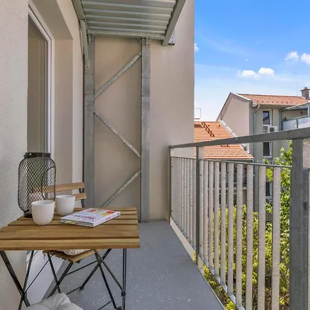 Novo Balcony Near Train Station アパート *